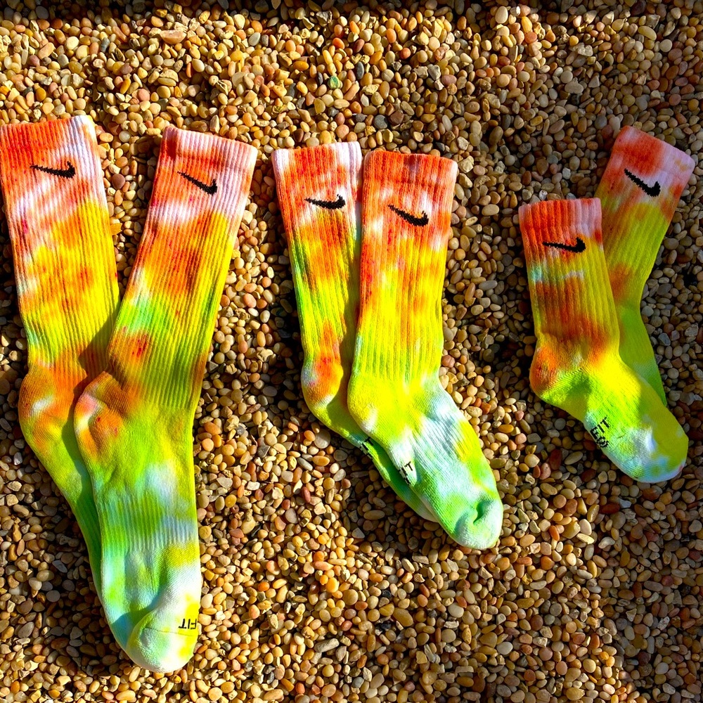 :: ORANGE YELLOW GREEN :: ONE PAIR OF THREE COLOR WAVY TIE DYE CREW NIKE SOCKS